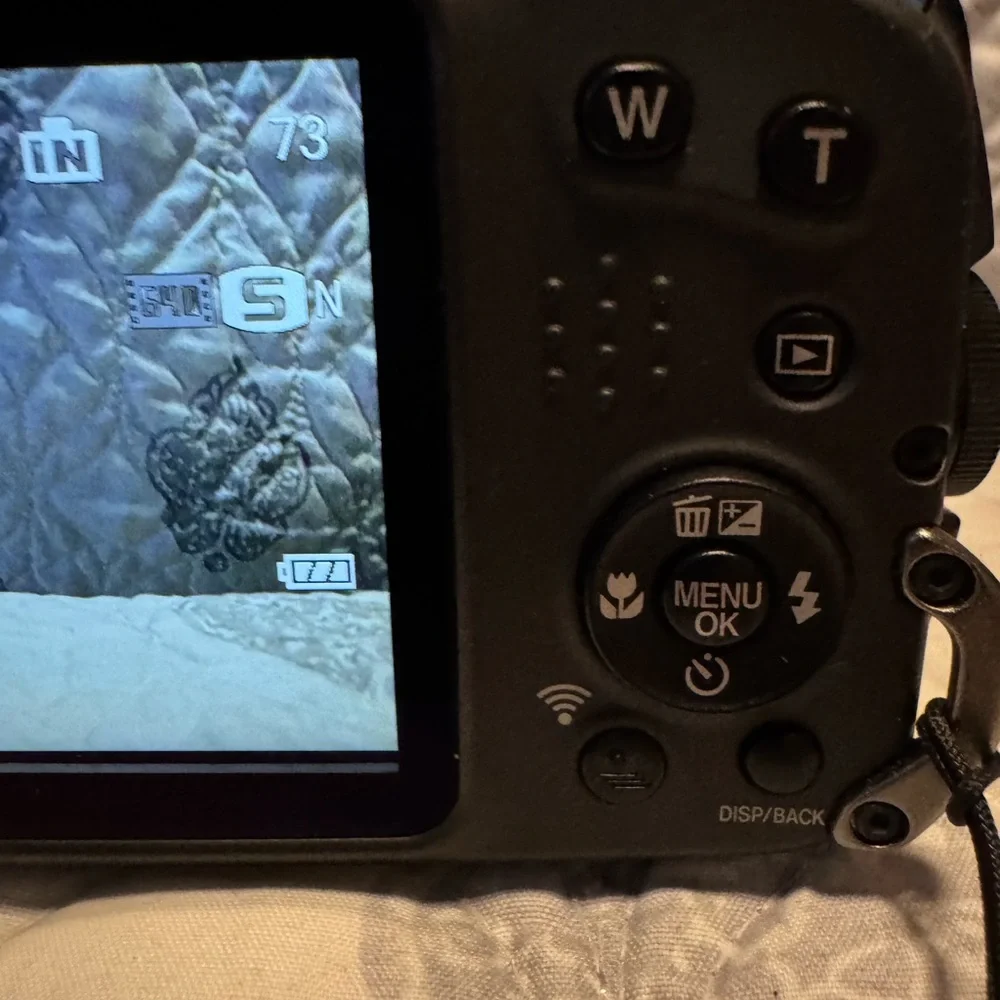 Fujifilm Waterproof 16MP 8x optical zoom with extra battery and wall charger - Picture 6 of 7